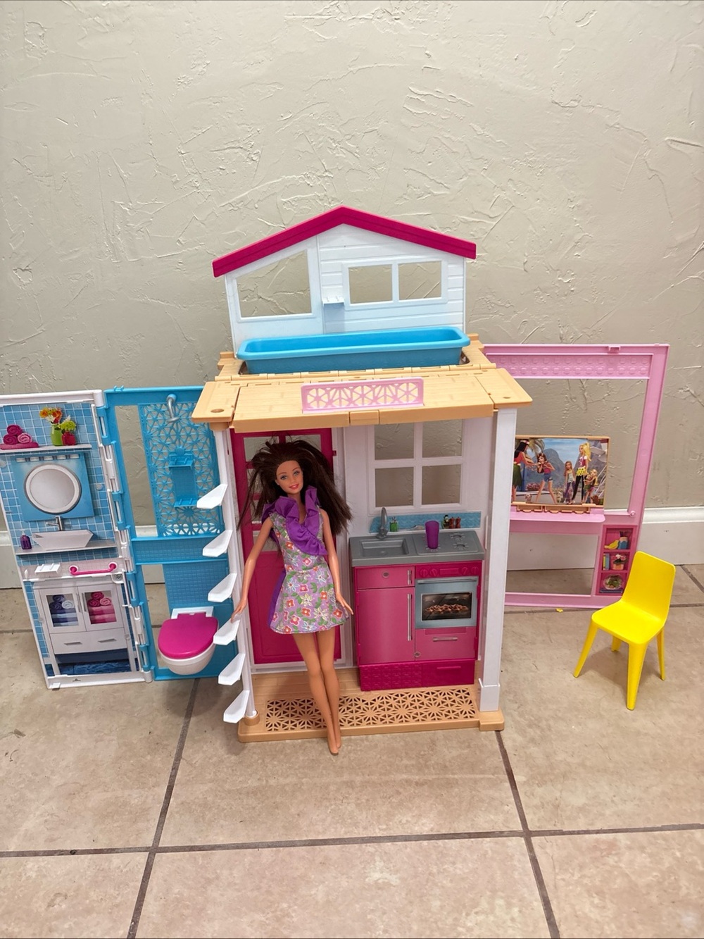 Barbie Fold Up Dollhouse 2-story furniture kitchen bathroom patio tub W/ Barbie